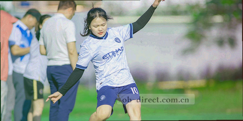 对话气泡与数据点构成，暗示客服咨询